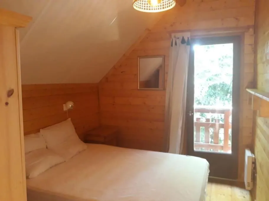 Le Chalet du Lac: Seasonal Spa Retreat with Private Pool Beaulieu  0*, Beaulieu (Cantal) France