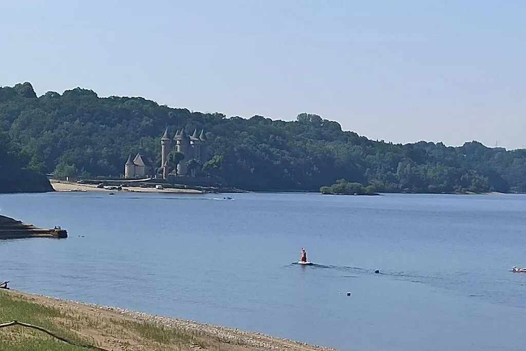 Le Chalet du Lac: Seasonal Spa Retreat with Private Pool Beaulieu  0*, Beaulieu (Cantal) France