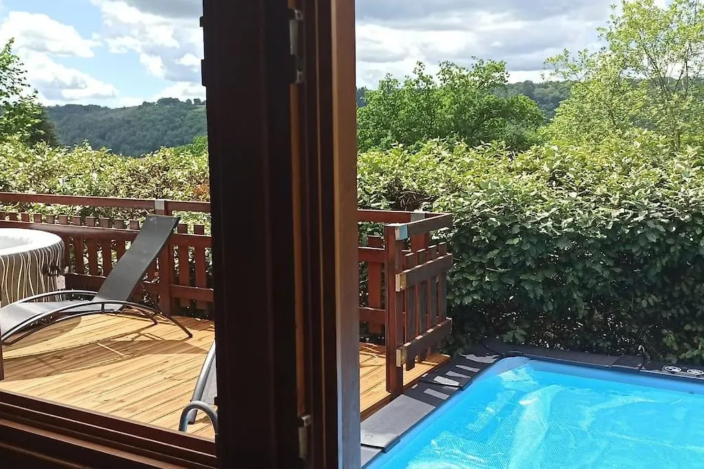Le Chalet du Lac: Seasonal Spa Retreat with Private Pool Beaulieu  0*, Beaulieu (Cantal)